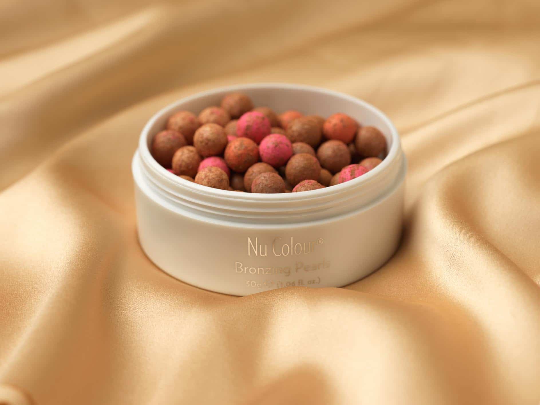 Perlerne kommer i flere forskellige, unikke kombinationer af varme og strålende nuancer, der giver din hud farve og et smukt skær.