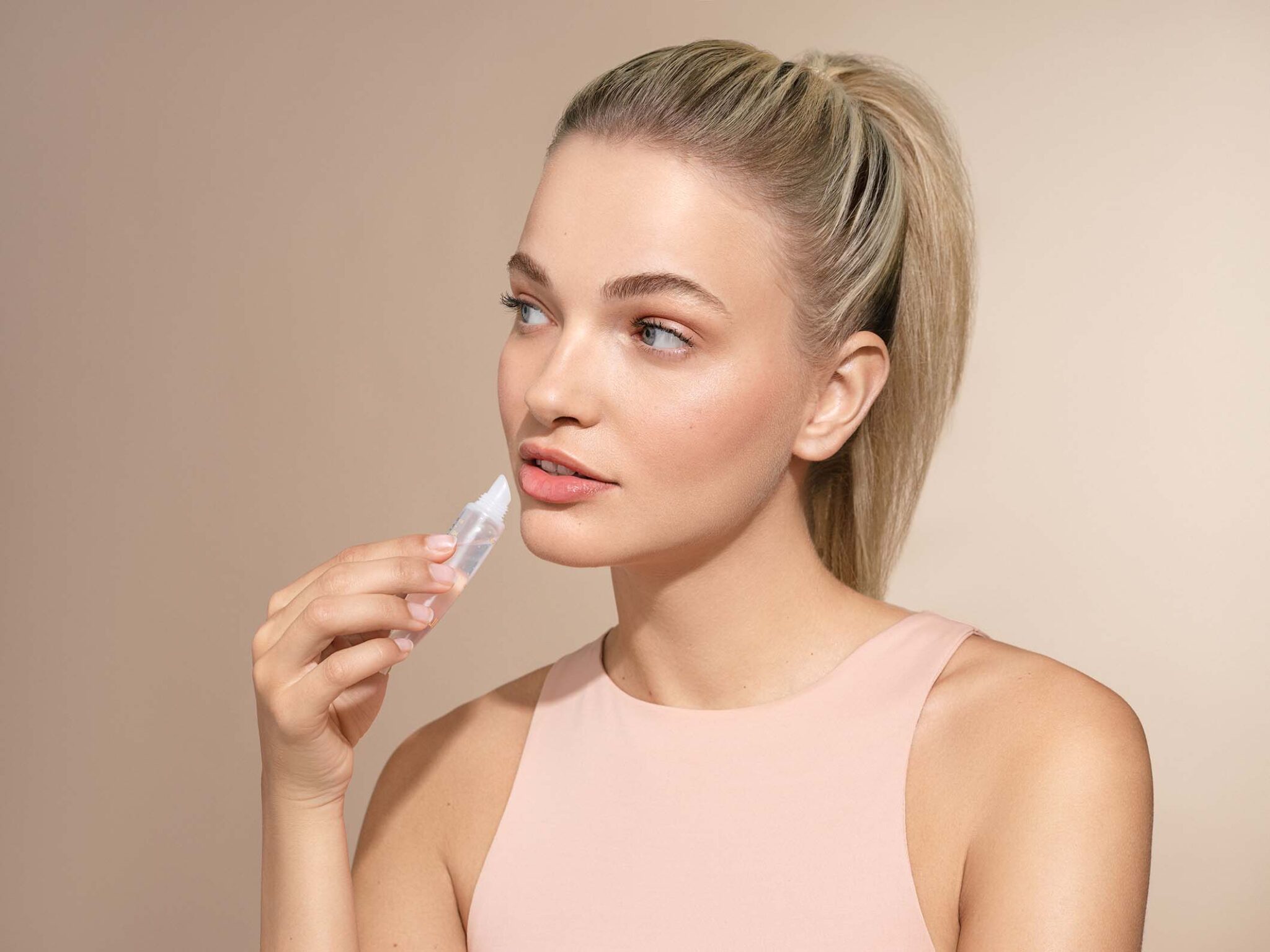 Det er klinisk bevist, at denne Lip Gloss hjælper dig med at få mere velformede, og op til 40% fyldigere læber på blot 28 dage!